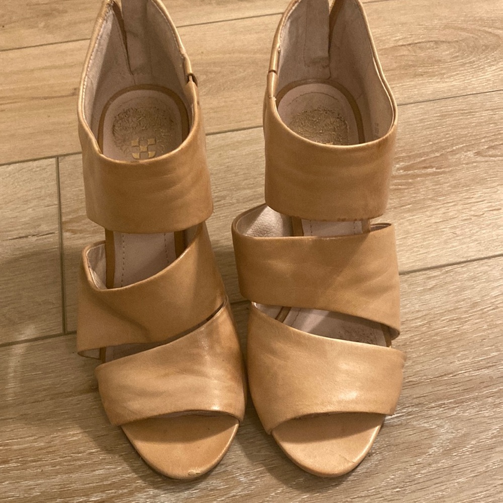 Vince Camuto tan